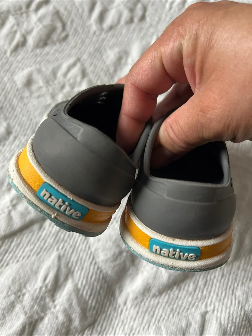 Native Sugarlite Robbie Shoe kid SZ 5, Grey comfort.